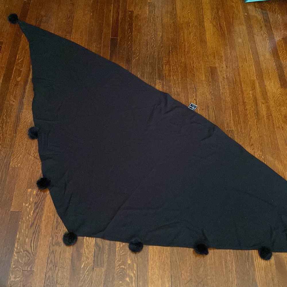 80x47” Lennie black scarf like new